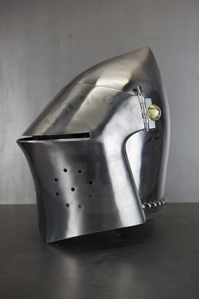 The bascinet based on original from Burgos combined with three visors: Loewenburg, Churburg CH16 and a plow like visor. Each visor is raised without welding. Hand engraved brass caps for the hinge's rivets. All hardened and tempered up to 34 HRC./ Basinet wzorowany na oryginale z Burgos w poczeniu z trzema zasonami: Loewenburg, Churburg CH16 i zasonie typu pug lub tzw. abi pysk. Kada z zason wykuta bez spawania. Rcznie grawerowane mosine nakadki na nity od zawiasw zasony. Wszystkie elementy hartowane i odpuszczany do 34 HRC.